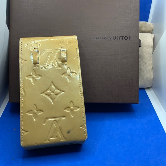 🔥 LOUIS VUITTON
Monogram Vernis “Gold”  Cell Phone Holder - Picture 2 of 9